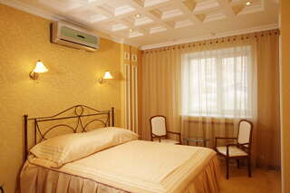 Гостиница Чайка Ижевск Двухместный номер с двуспальной кроватью и дополнительной кроватью-1