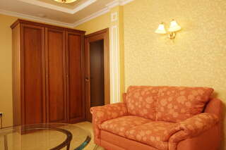 Гостиница Чайка Ижевск Двухместный номер с двуспальной кроватью и дополнительной кроватью-2