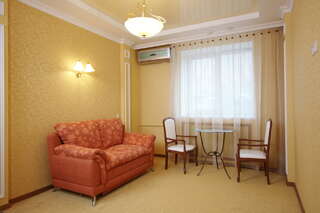 Гостиница Чайка Ижевск Двухместный номер с двуспальной кроватью и дополнительной кроватью-3